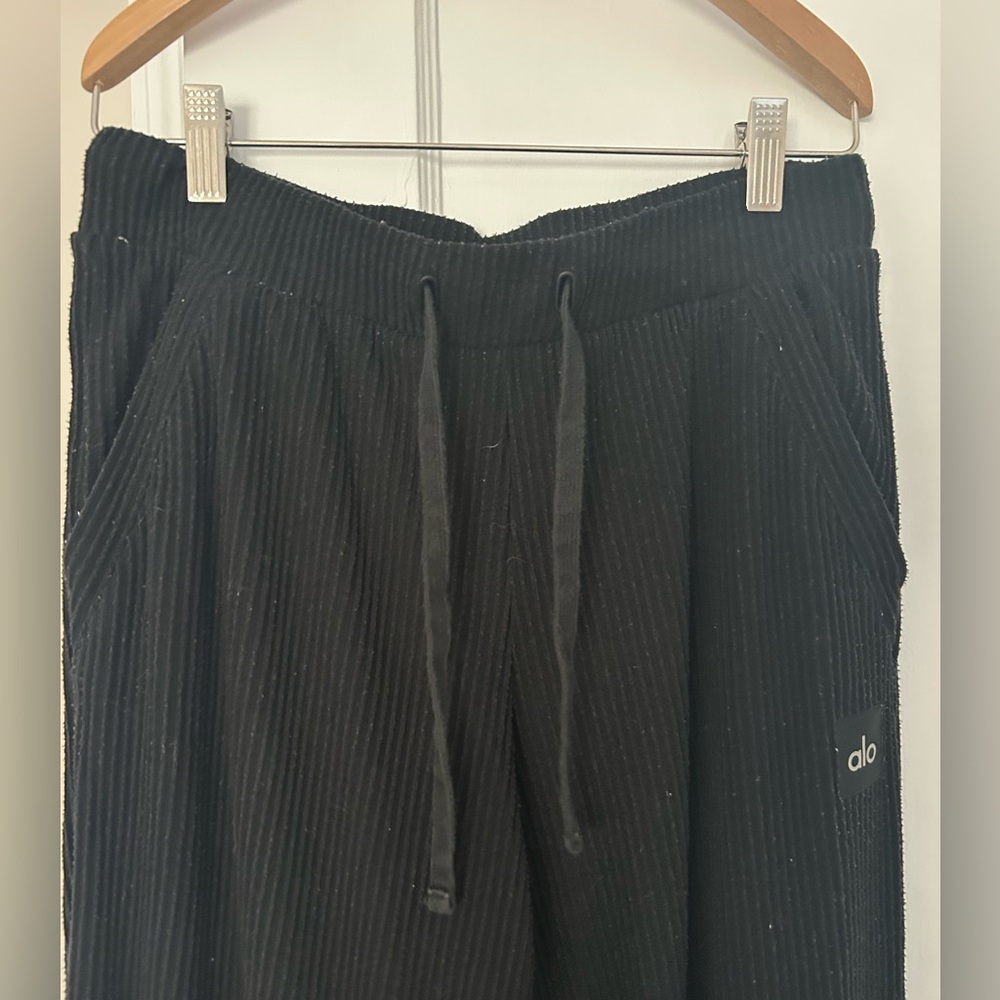 ALO Ribbed Joggers - Picture 4 of 5